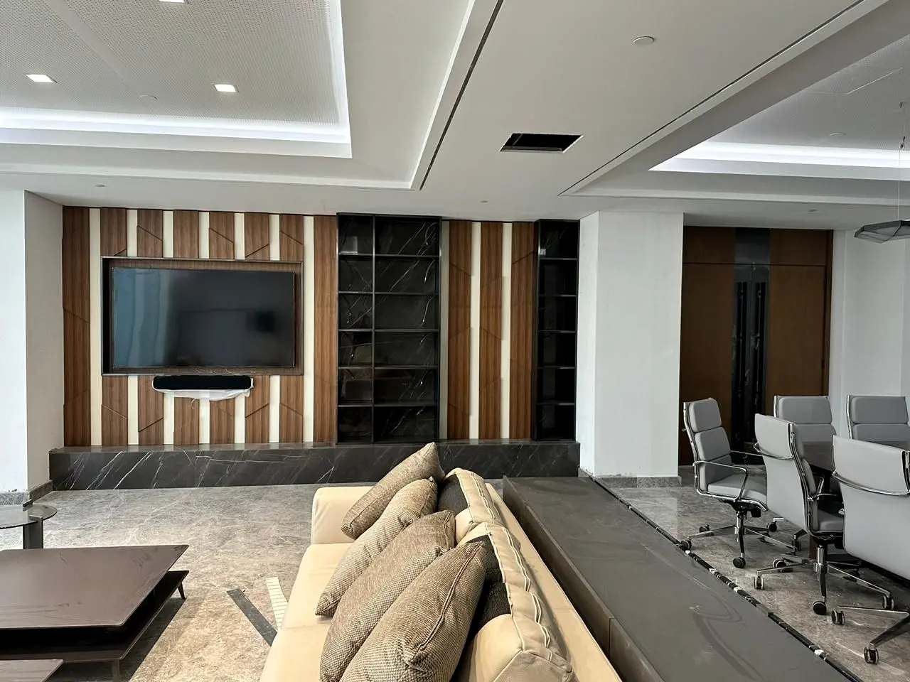 Meeting lounge with slatted timber media wall